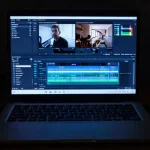 Portátil con una línea de tiempo de edición de vídeo