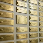 Directorio de oficina con placas de latón y un hueco donde faltaba una